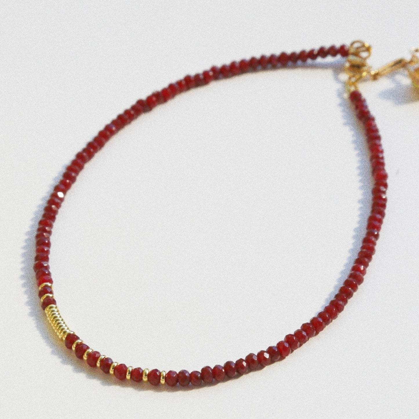 Collier Henriette 2-7 – Grenat & Couronne Dorée