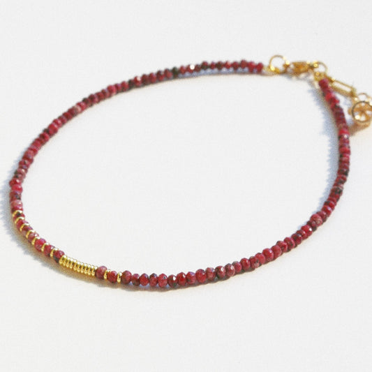 Collier Henriette 2-7 – Agate Teintée Pourpre & Couronne Dorée