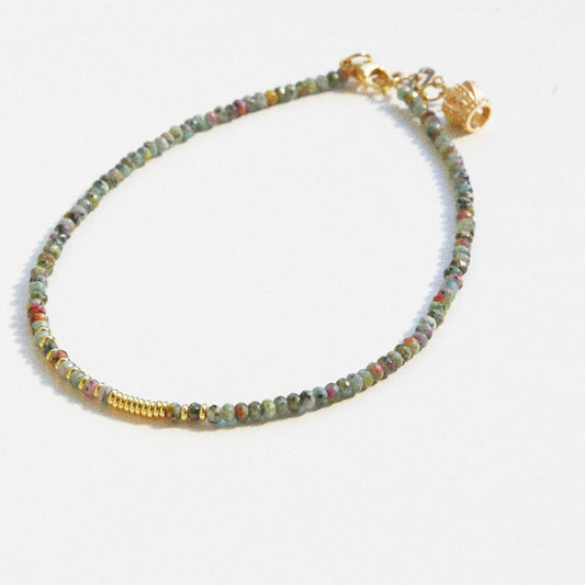 Collier Henriette 2-7 – Rubis Zoïsite & Couronne Dorée