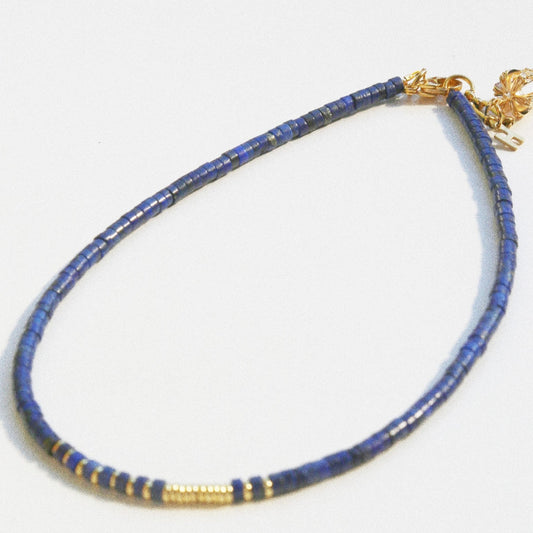 Collier Henriette 2-7 – Perles Heishi Lapis Lazuli & Couronne Dorée