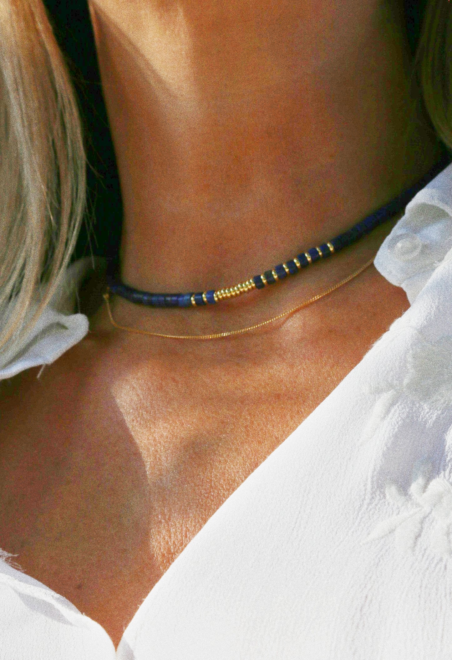 Collier Henriette 2-7 – Perles Heishi Lapis Lazuli & Couronne Dorée