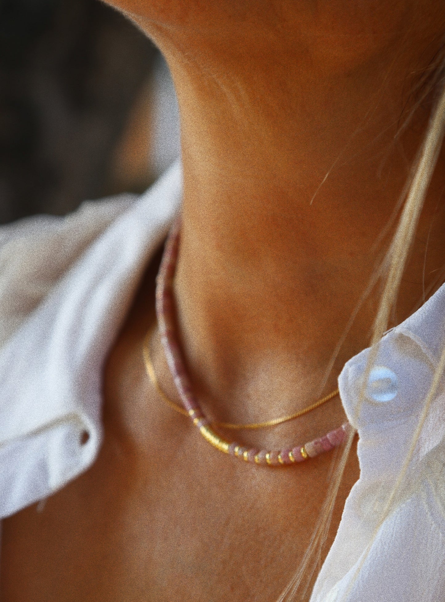 Collier Henriette 2-7 – Rhodonite & Couronne Dorée