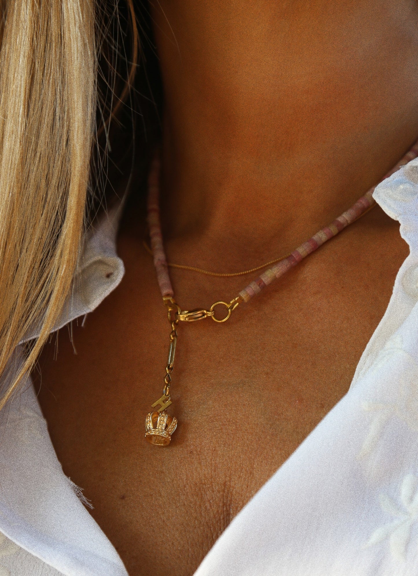 Collier Henriette 2-7 – Rhodonite & Couronne Dorée