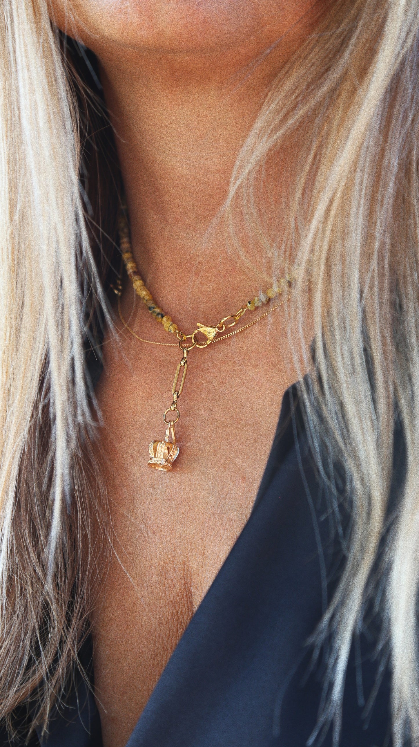 Collier Henriette 2-7 – Jaspe Teinté Jaune Moutarde & Couronne Dorée