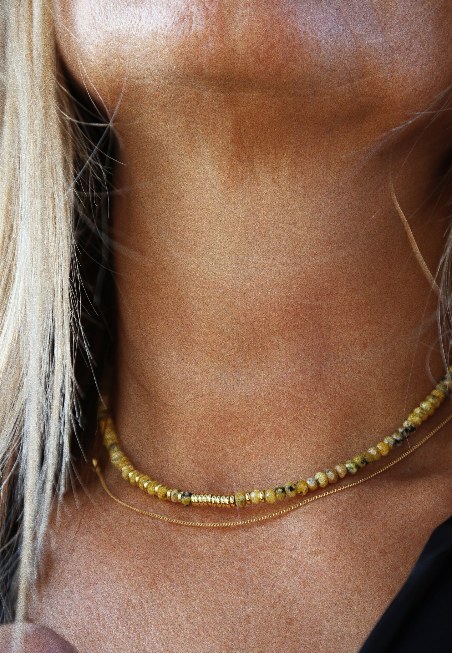 Collier Henriette 2-7 – Jaspe Teinté Jaune Moutarde & Couronne Dorée