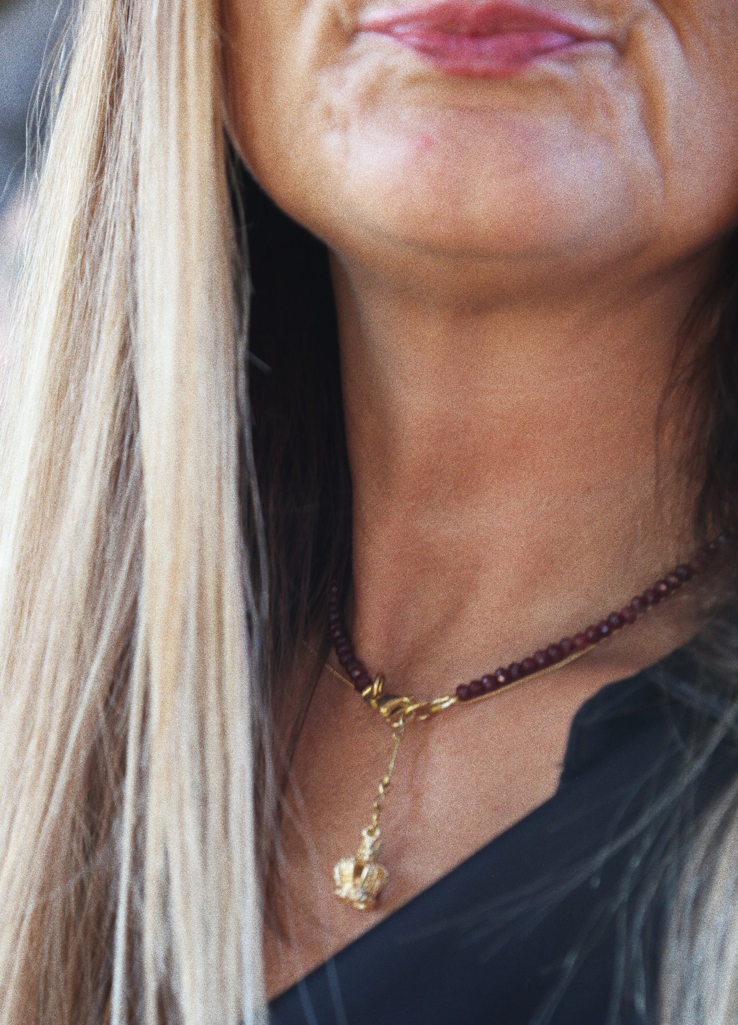 Collier Henriette 2-7 – Grenat & Couronne Dorée