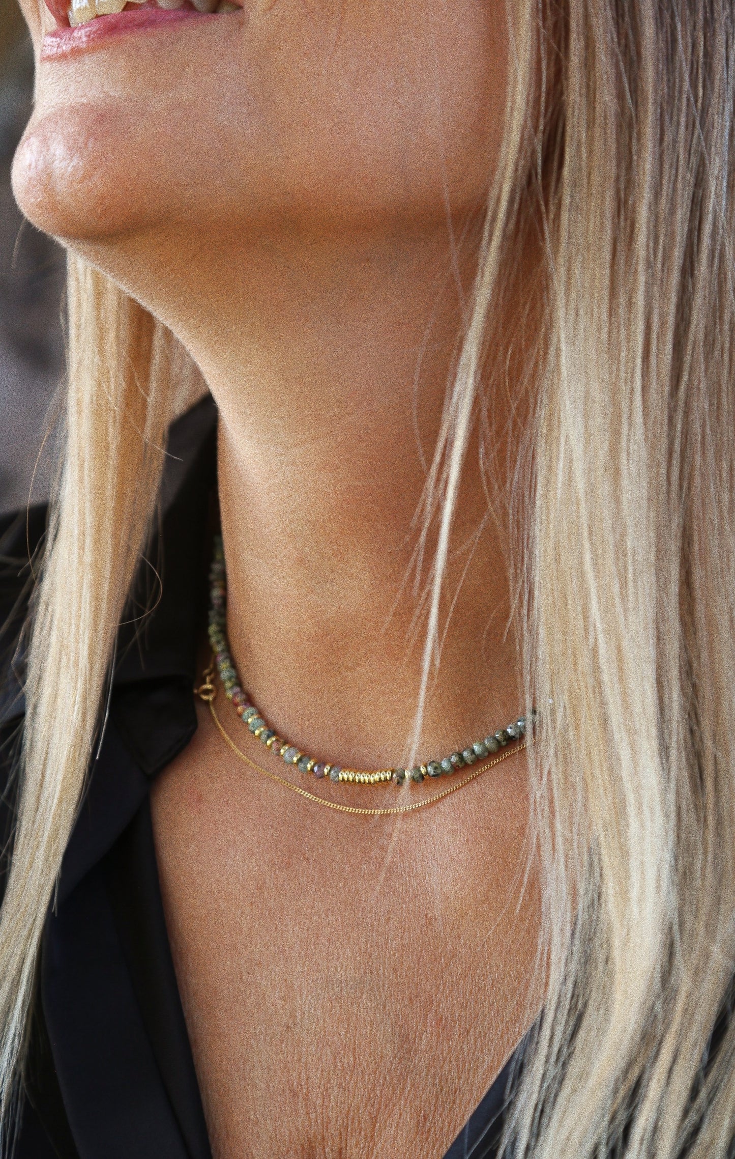 Collier Henriette 2-7 – Rubis Zoïsite & Couronne Dorée