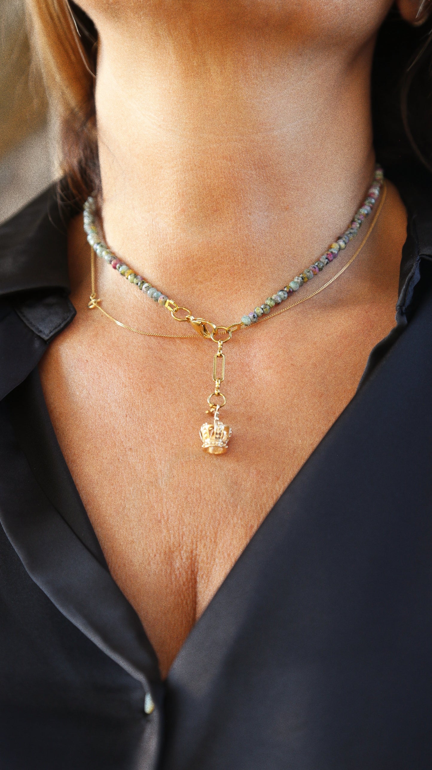 Collier Henriette 2-7 – Rubis Zoïsite & Couronne Dorée