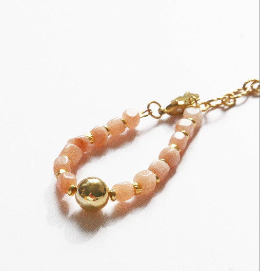 Bracelet – Calcédoine Rose, Perles Dorées &  Trèfle