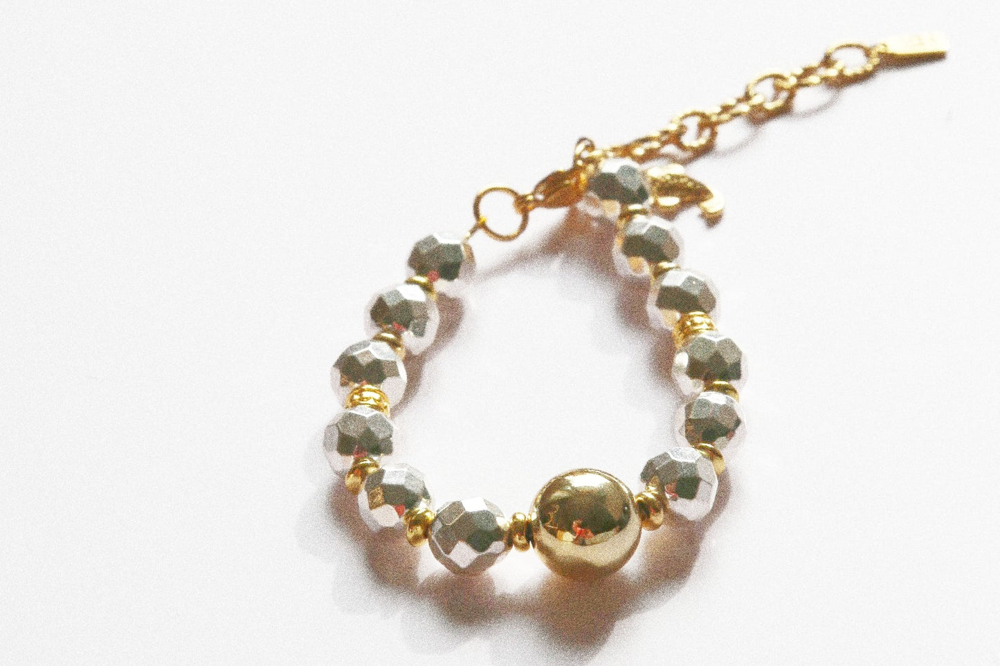 Bracelet – Perles Argent Disco, Grosse Perle Dorée & Carpe