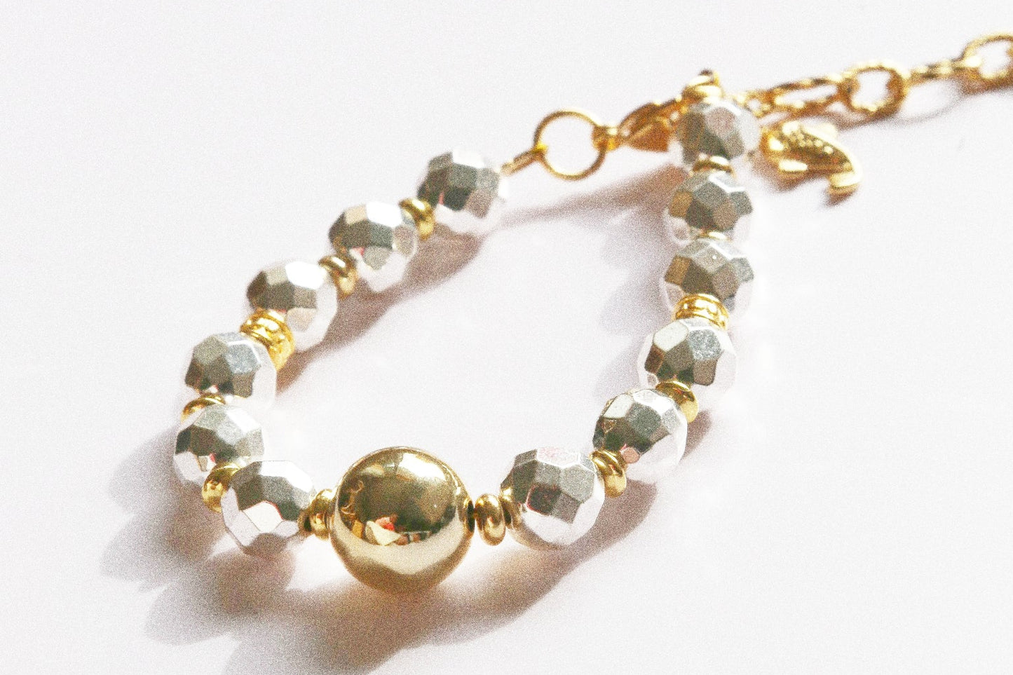 Bracelet – Perles Argent Disco, Grosse Perle Dorée & Carpe