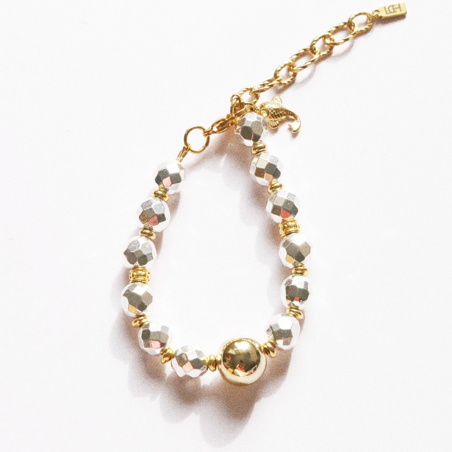 Bracelet – Perles Argent Disco, Grosse Perle Dorée & Carpe