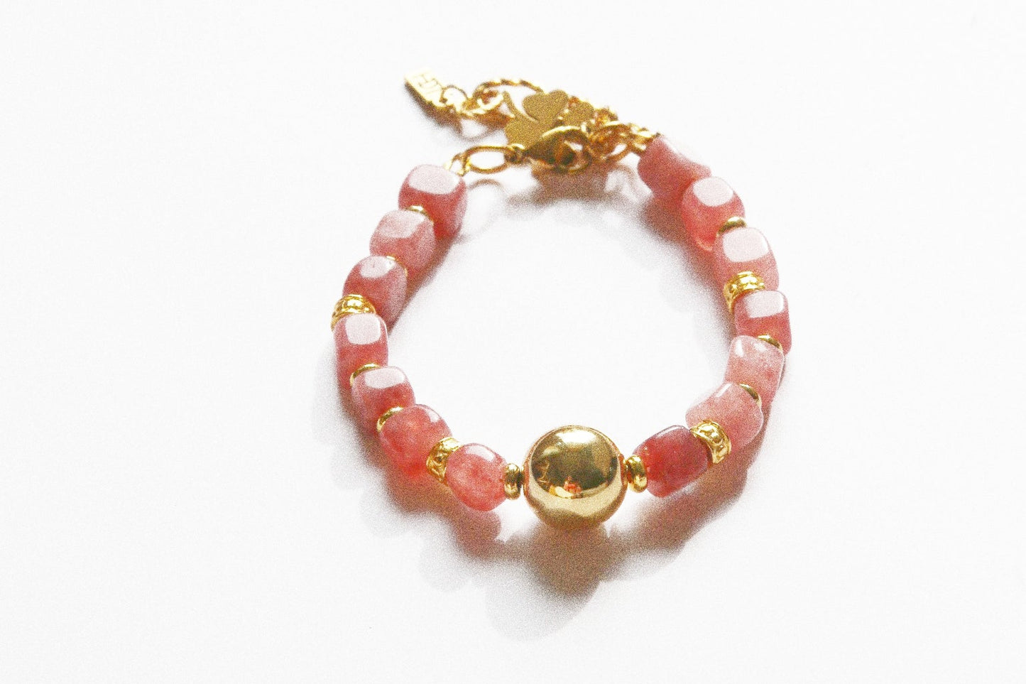 Bracelet – Quartz Fraise, Perles Dorées & Trèfle