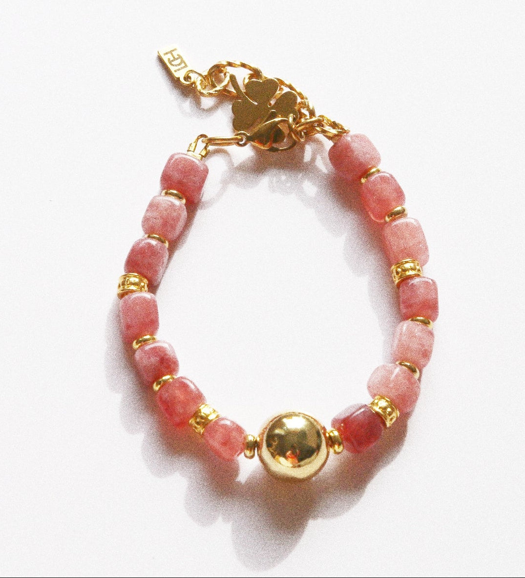Bracelet – Quartz Fraise, Perles Dorées & Trèfle